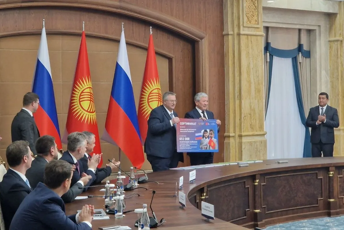 Россия передаёт Кыргызстану  651 тыс. учебников издательства «Просвещение»